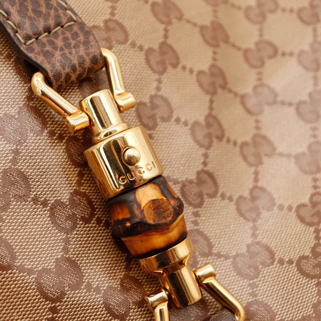 Détail fermoir bambou doré signé Gucci New Jackie occasion authentique — AMANA Vintage