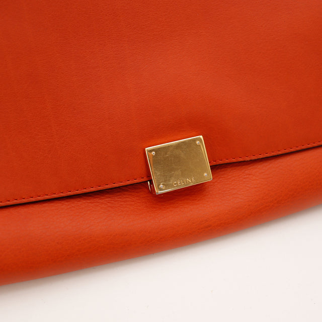 Détail plaque Céline dorée Trapeze cuir orange — AMANA Vintage
