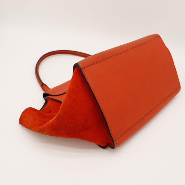 Détail ailes latérales daim Céline Trapeze orange — AMANA Vintage