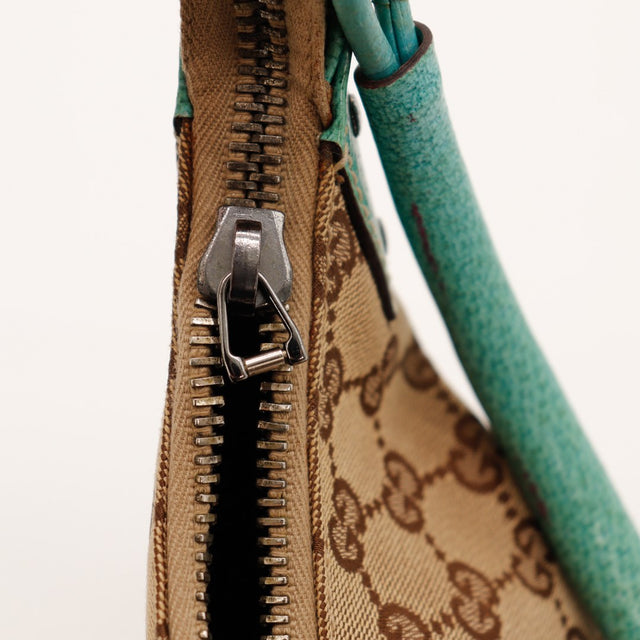 Détail zip curseur argenté Hobo Gucci toile monogrammée — AMANA Vintage