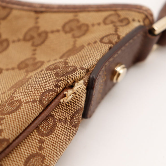 Detail effilochage fil bord Gucci Hobo occasion authentique — AMANA Vintage