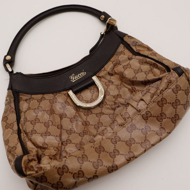 Sac Gucci Hobo détail anneau D doré vue rapprochée — AMANA Vintage