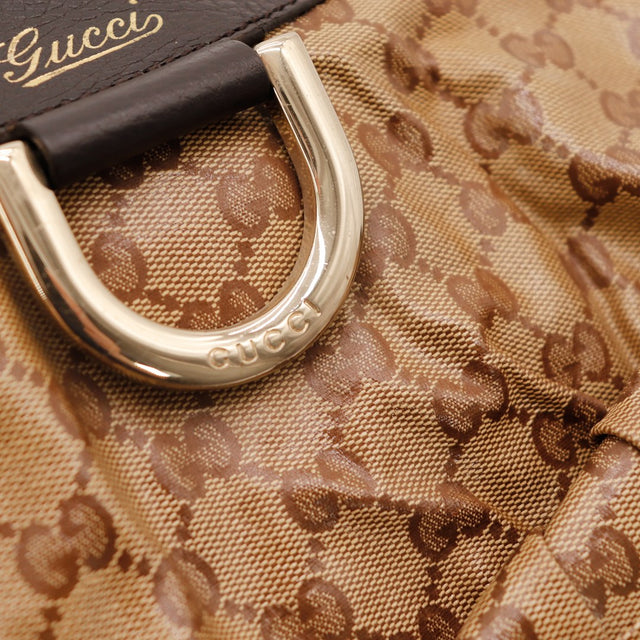 Détail anneau D doré signé Gucci sur toile monogrammée — AMANA Vintage