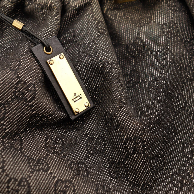 Détail breloque dorée et toile denim monogrammée Hobo Gucci — AMANA Vintage