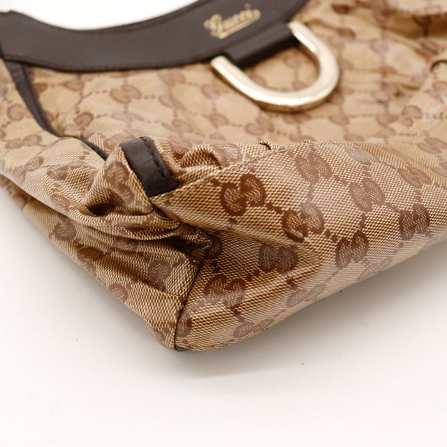 Détail coin inférieur du sac Gucci Hobo — AMANA Vintage