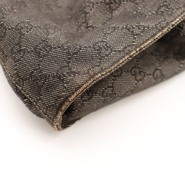 Détail coin et lisère Hobo Gucci denim monogrammé noir — AMANA Vintage