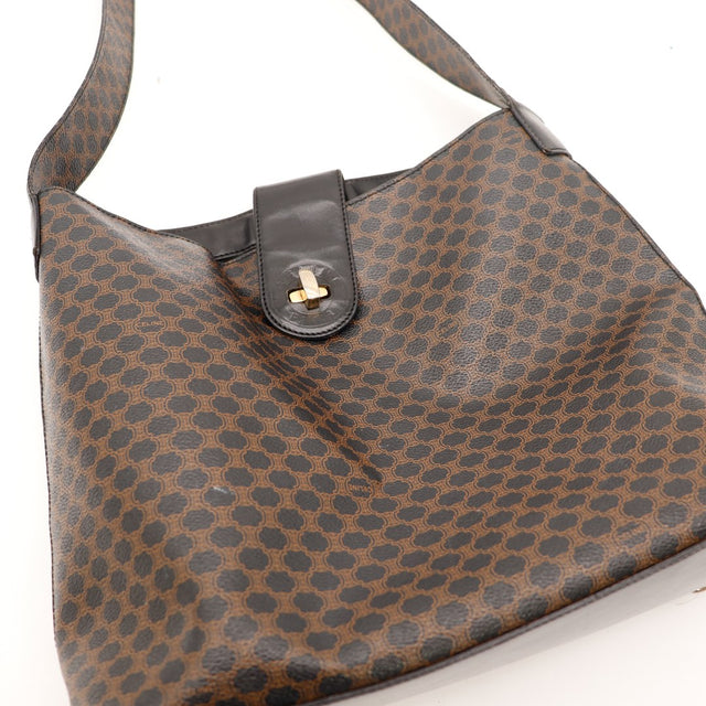 Détail fermoir rotatif Céline Paris plaquage doré usé Macadam — AMANA Vintage