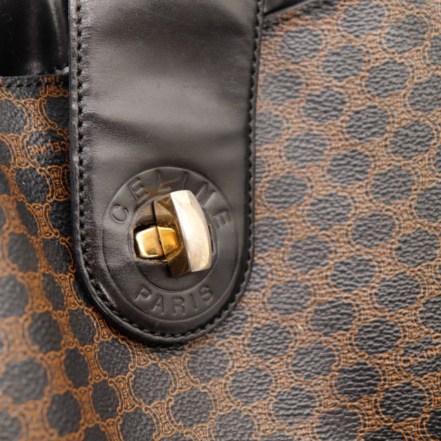 Détail gros plan fermoir rotatif Céline Paris doré — AMANA Vintage