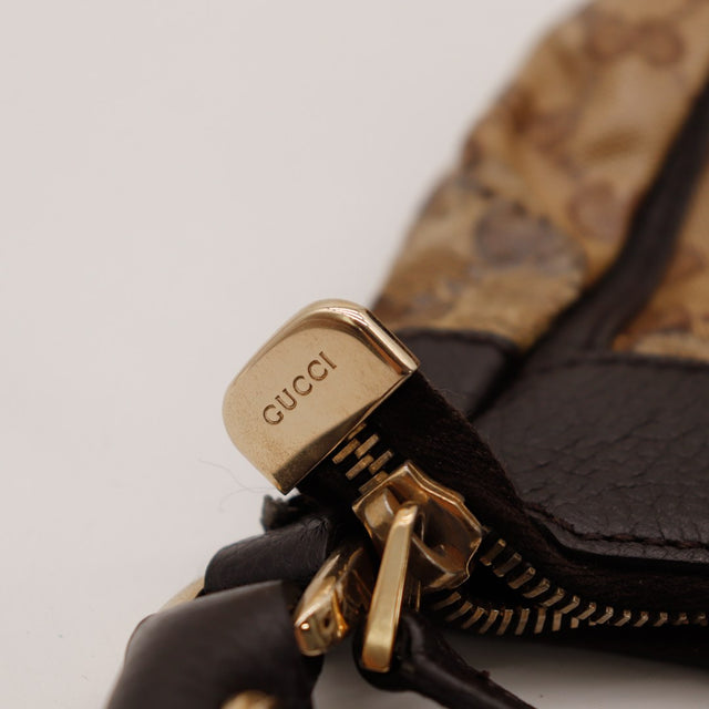 Détail tirette dorée signée Gucci sur le zip — AMANA Vintage