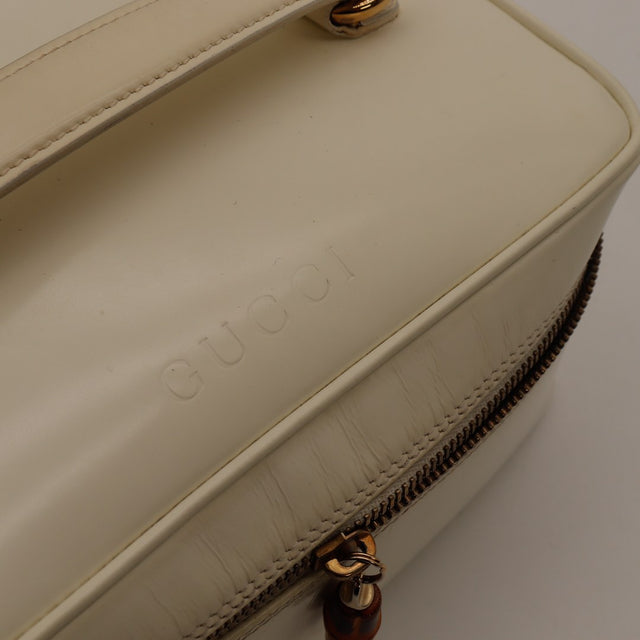 Détail couvercle intérieur Vanity Gucci cuir ivoire avec logo embossé — AMANA Vintage
