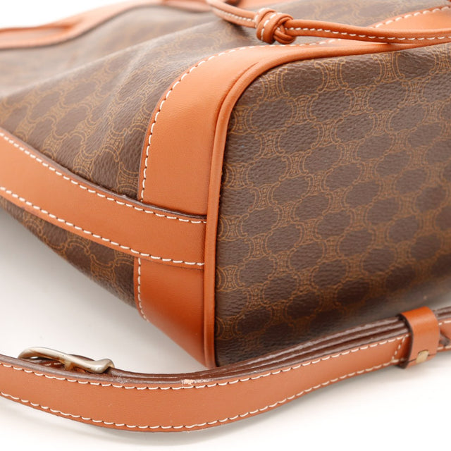 Détail coin et bordure cuir sac seau Céline Macadam occasion authentique — AMANA Vintage