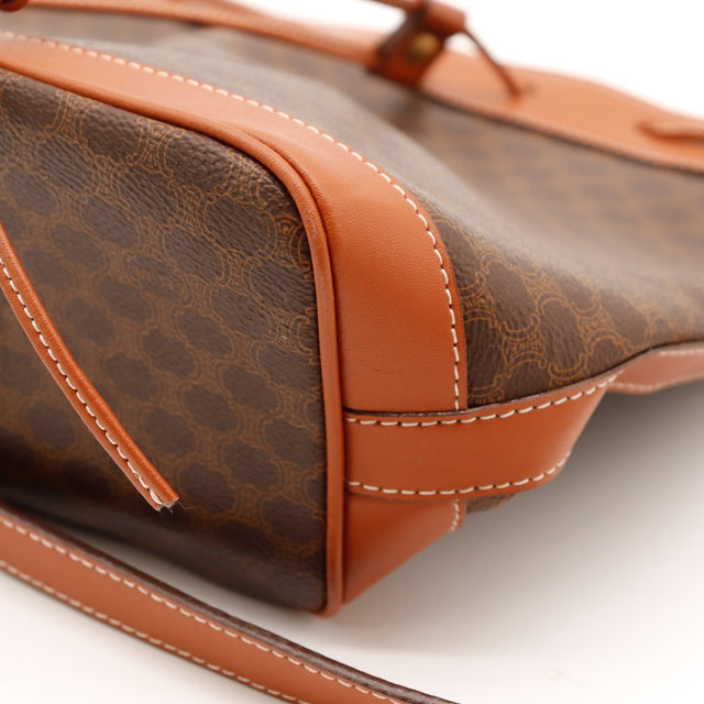 Détail base et bandoulière sac seau Céline Macadam occasion authentique — AMANA Vintage