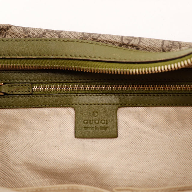 Détail intérieur et marque Gucci Hobo made in Italy occasion authentique — AMANA Vintage