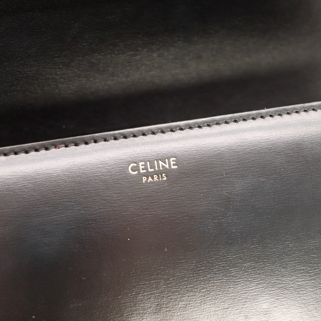 Détail estampille Celine Paris intérieur cuir box noir — AMANA Vintage