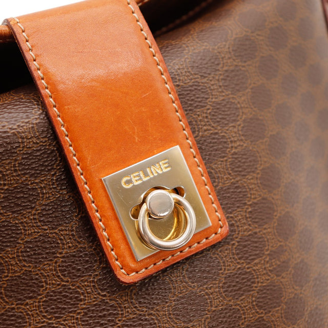 Détail fermoir anneau et rabat cuir Céline Macadam griffures légères — AMANA Vintage