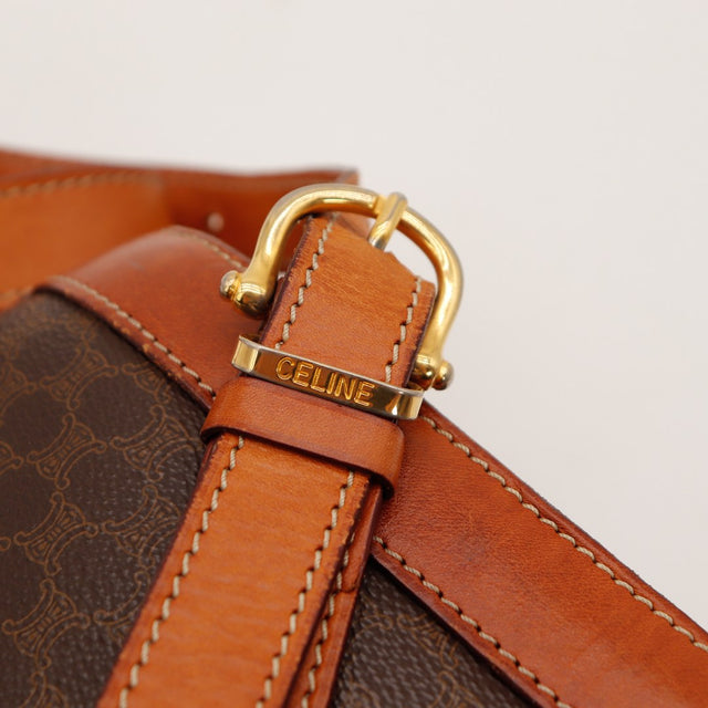 Détail boucle réglable bandoulière cuir cognac Céline Macadam — AMANA Vintage