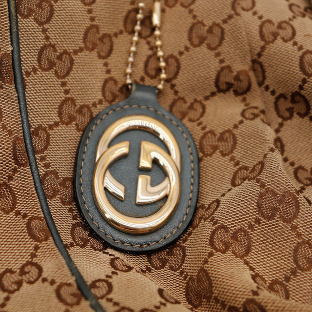 Détail médaillon Interlocking G Gucci Sukey occasion authentique — AMANA Vintage
