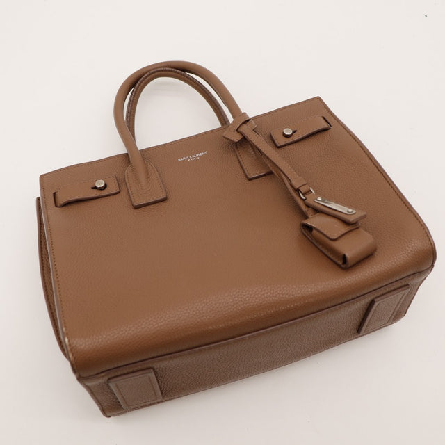 Vue plongeante Saint Laurent Sac de Jour Small cuir grainé marron avec bandoulière — AMANA Vintage