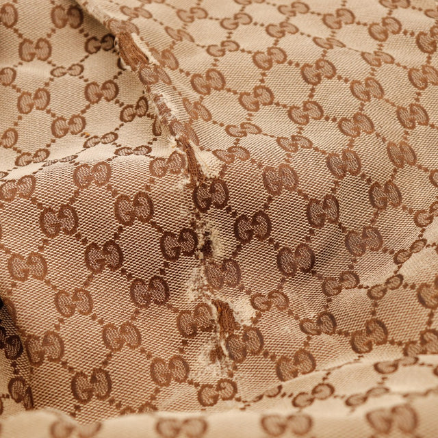 Détail usure toile monogrammée Gucci Sukey occasion authentique — AMANA Vintage