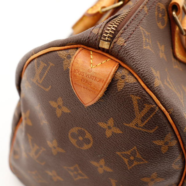 Détail tab cuir Louis Vuitton Speedy 30 patine caramel — AMANA Vintage