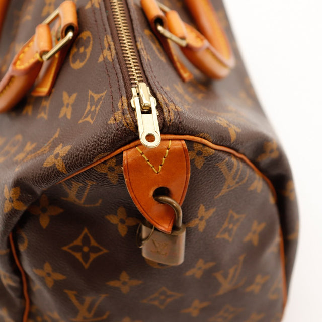 Gros plan cadenas Louis Vuitton Speedy 30 patine bronze — AMANA Vintage