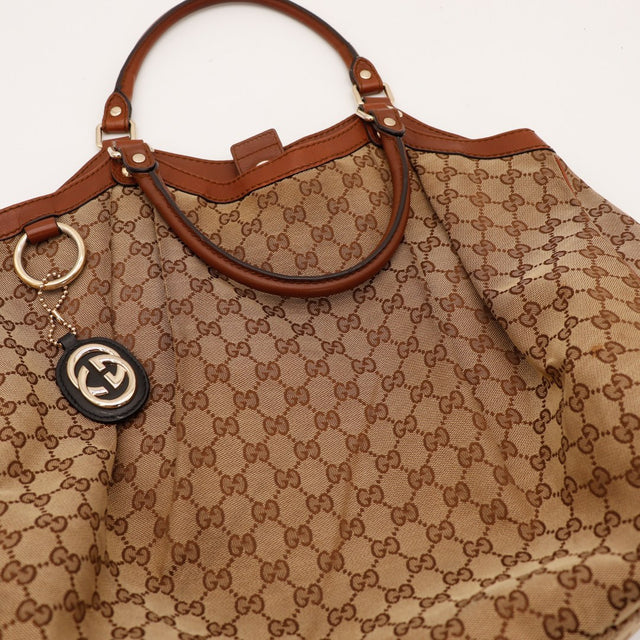 Detail anses cuir et breloque logo Gucci Sukey — AMANA Vintage