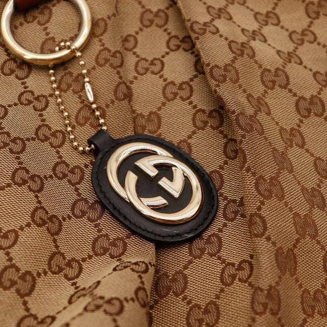 Detail breloque logo interlocking Gucci Sukey — AMANA Vintage
