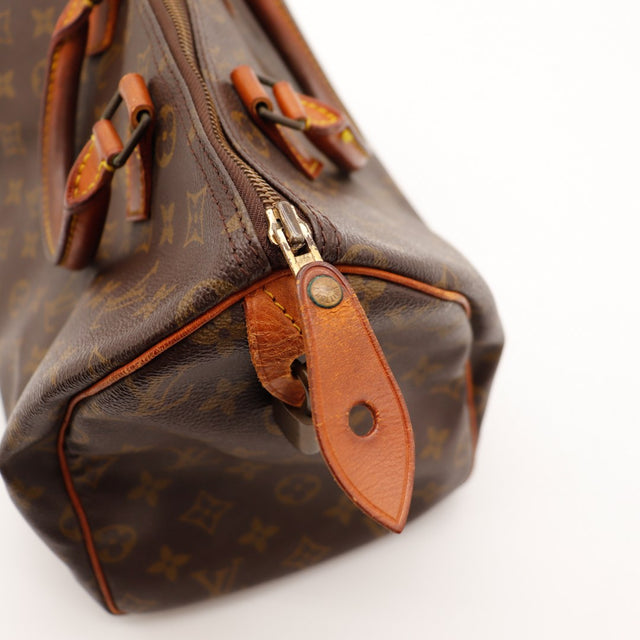 Détail languette cadenas craquelée Speedy 35 Louis Vuitton — AMANA Vintage