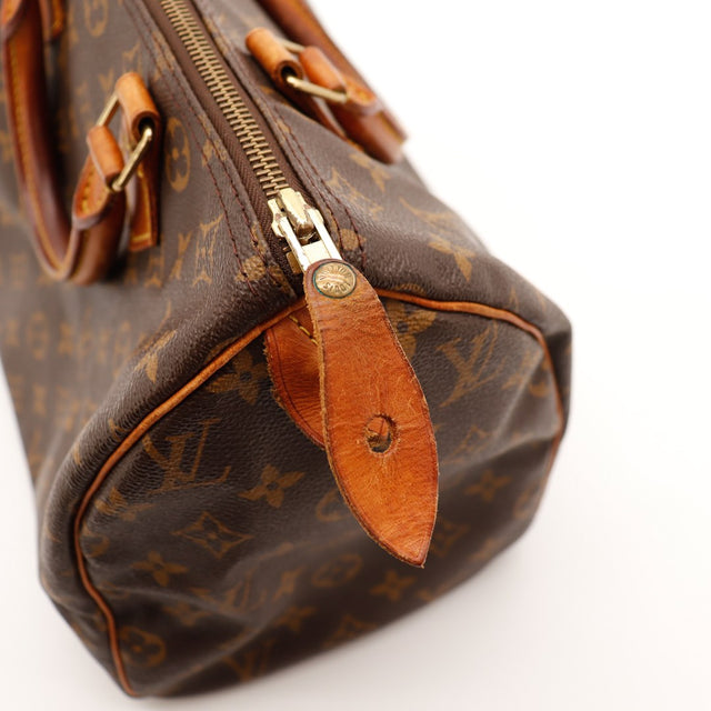 Détail languette cadenas Louis Vuitton Speedy 30 usée fissurée — AMANA Vintage