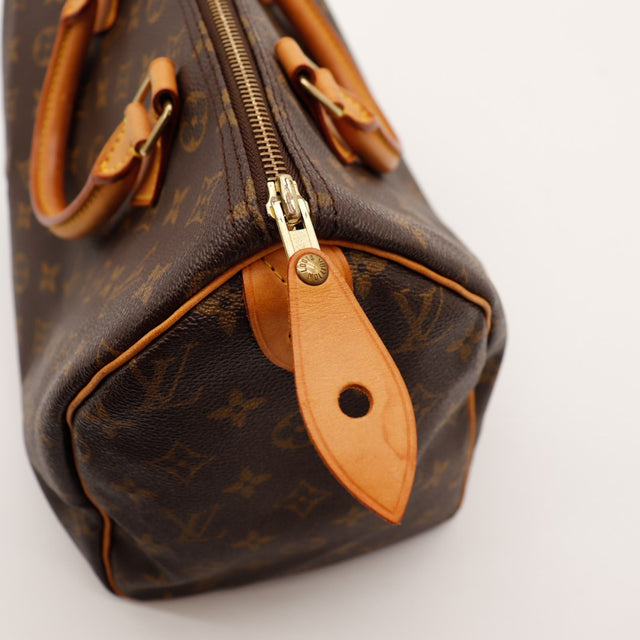 Détail tirette zip et languette cadenas cuir vachette Louis Vuitton Speedy 30 — AMANA Vintage