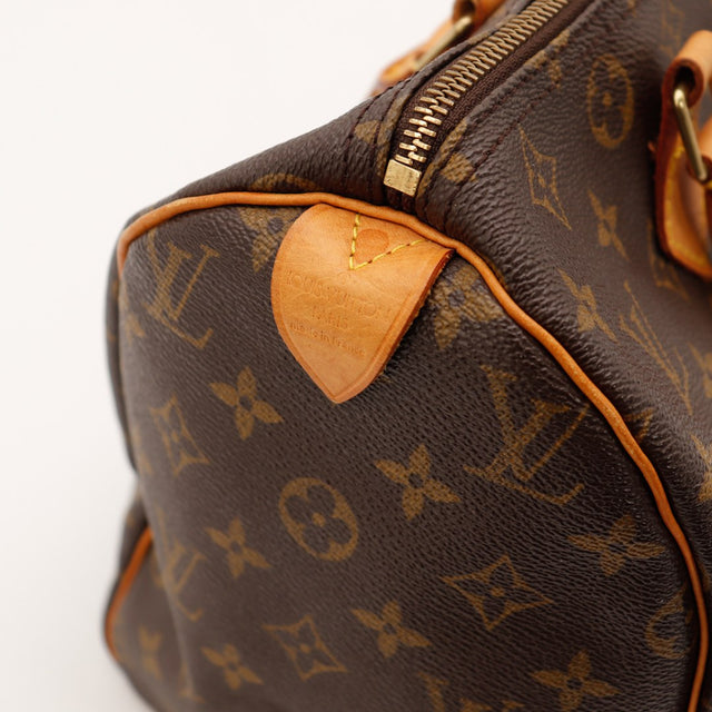 Détail tab vachette estampillé Louis Vuitton Paris made in France Speedy 30 — AMANA Vintage