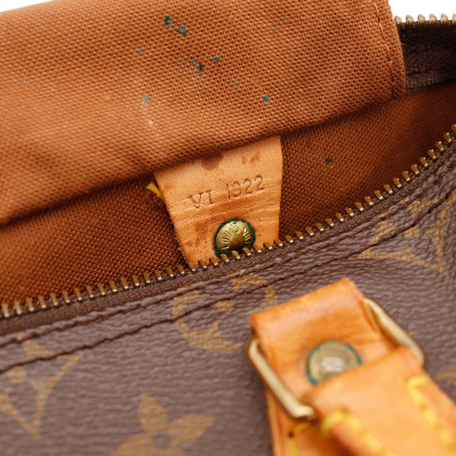 Détail languette cadenas Louis Vuitton Speedy 25 fendue et tirette cuir — AMANA Vintage