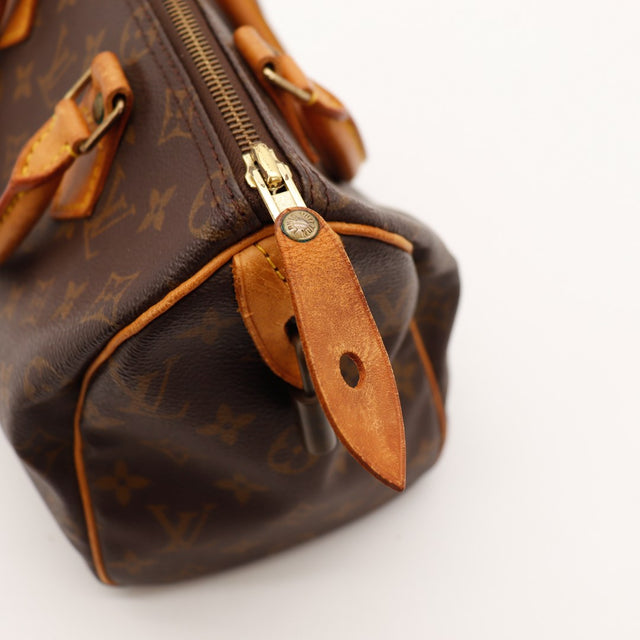 Détail cadenas Louis Vuitton Speedy 25 patine bronze occasion — AMANA Vintage