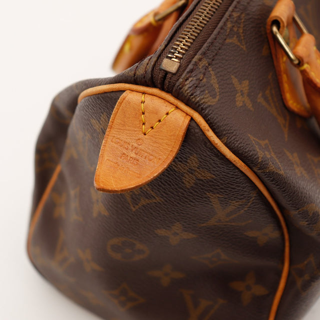 Détail anses cuir vachette patine caramel Louis Vuitton Speedy 25 — AMANA Vintage