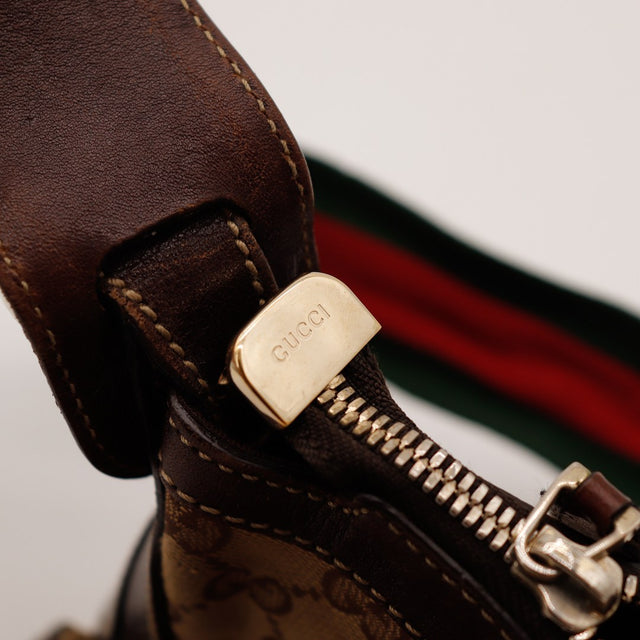 Détail curseur zip signé Gucci Hobo Web occasion authentique — AMANA Vintage