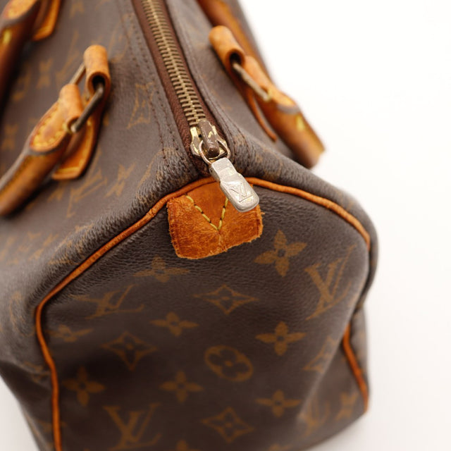 Détail tirette zip et tab Louis Vuitton Speedy 25 Monogramme occasion — AMANA Vintage