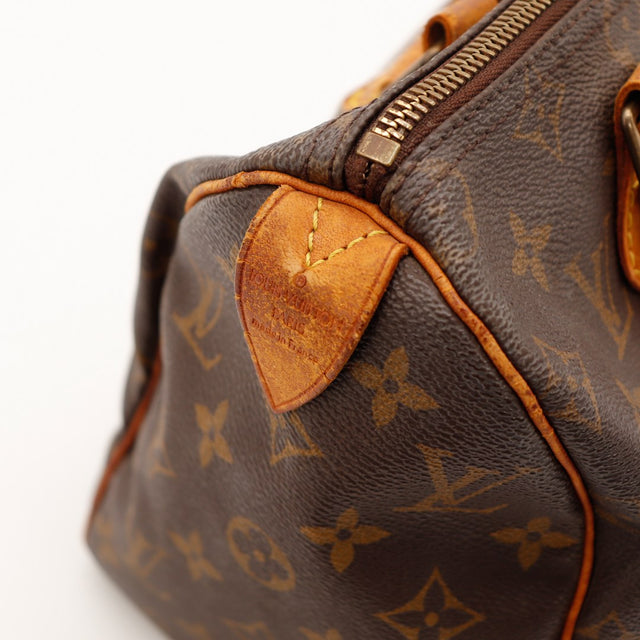 Détail tab vachette usé Louis Vuitton Speedy 25 occasion — AMANA Vintage
