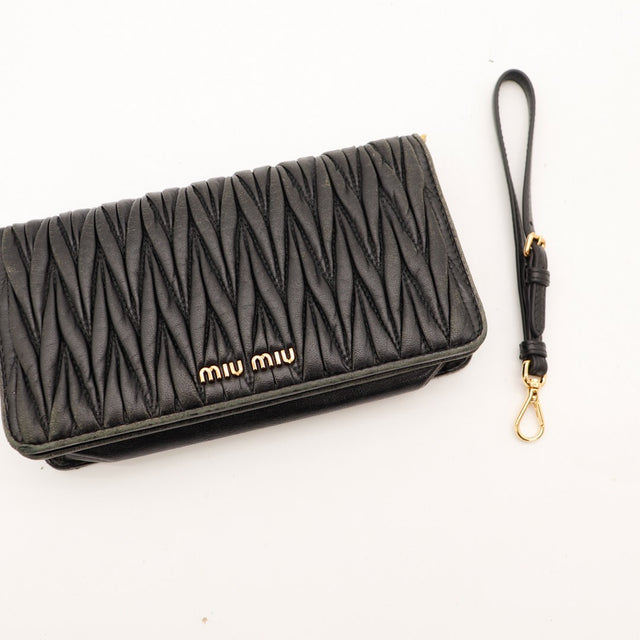 Pochette Miu Miu Matelassé noire avec dragonne cuir noir et fermoir doré — AMANA Vintage