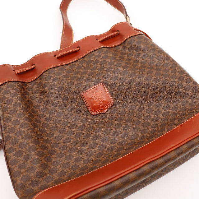 Détail haut du sac seau Céline Macadam fermeture coulissante occasion authentique — AMANA Vintage
