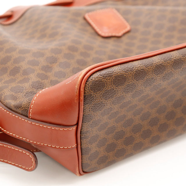 Détail coin inférieur cuir caramel sac seau Céline Macadam occasion authentique — AMANA Vintage