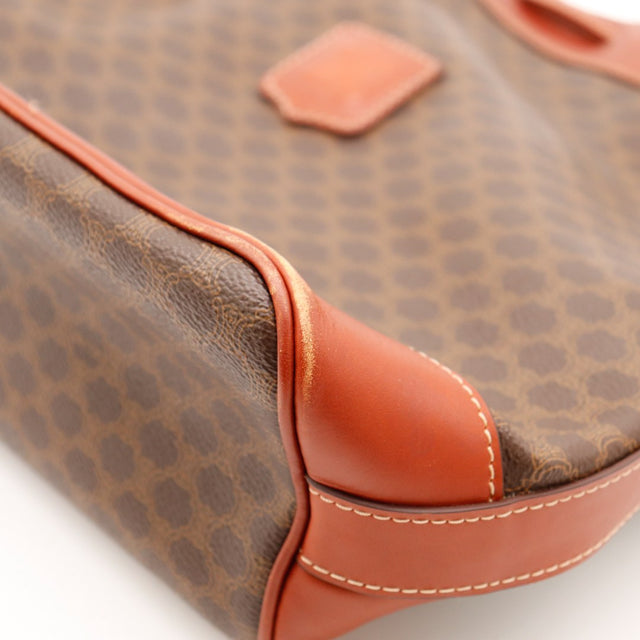 Détail base et angle cuir caramel sac seau Céline Macadam occasion authentique — AMANA Vintage
