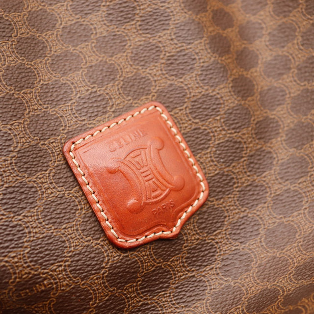Détail médaillon Céline Paris cuir embossé occasion authentique — AMANA Vintage