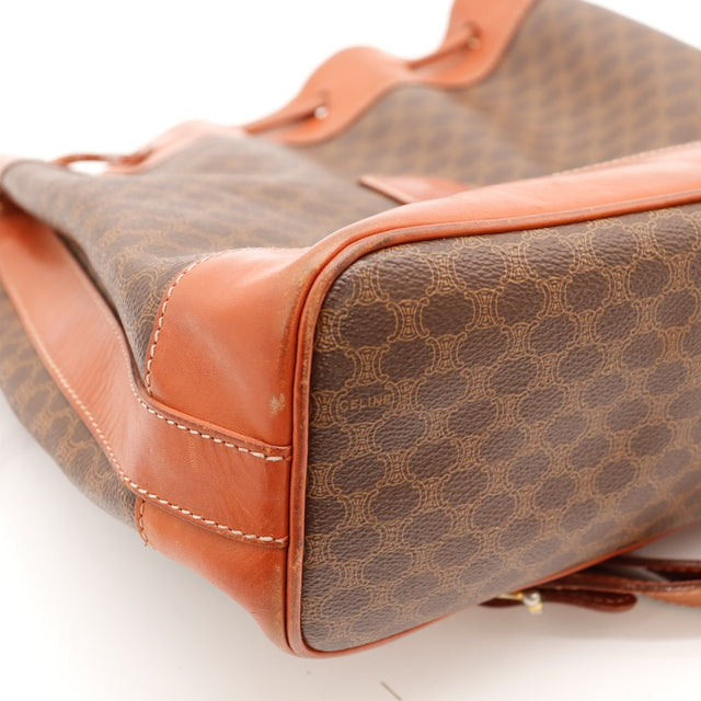Détail coin inférieur sac seau Céline Macadam occasion authentique — AMANA Vintage