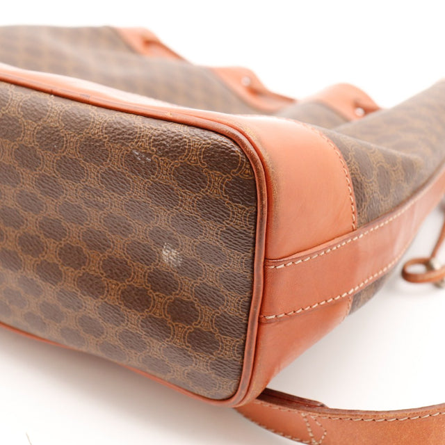 Détail base cuir sac seau Céline Macadam occasion authentique — AMANA Vintage