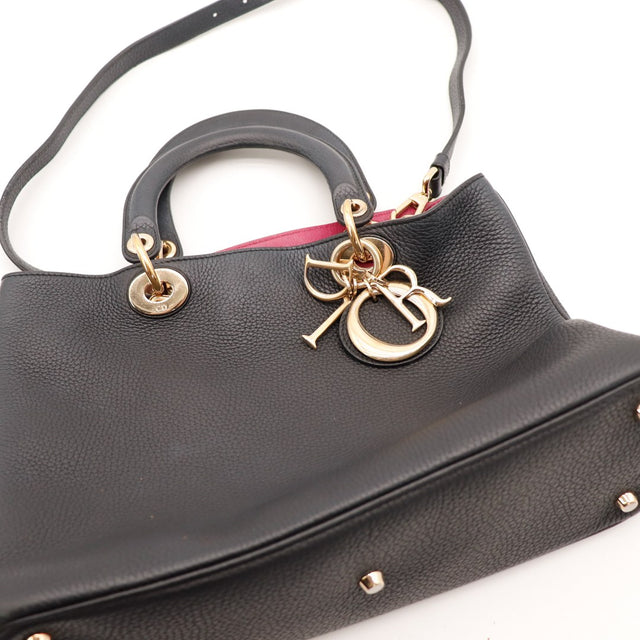 Détail charms Dior et anses cuir grené noir Diorissimo — AMANA Vintage