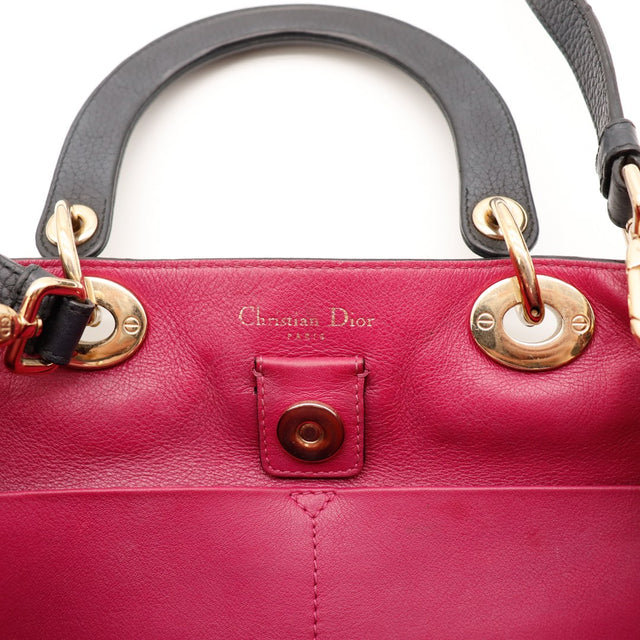 Détail intérieur framboise et signature Christian Dior Paris — AMANA Vintage