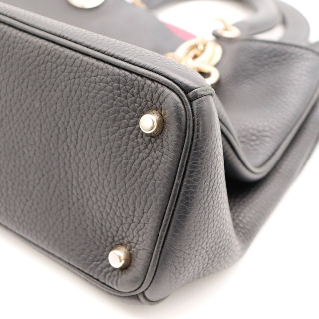 Détail coin inférieur cuir grené noir Dior Diorissimo — AMANA Vintage