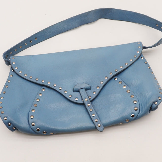 Détail de la lanière en cuir bleu jean du sac clouté — AMANA Vintage