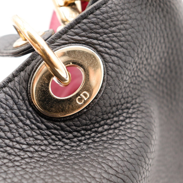 Détail œillet doré CD signature Dior Diorissimo — AMANA Vintage