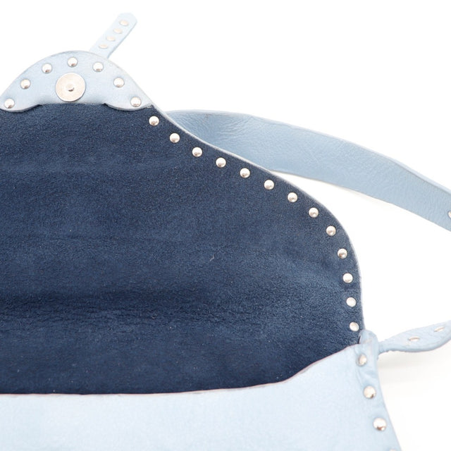 Vue de côté du sac clouté en cuir souple bleu jean — AMANA Vintage